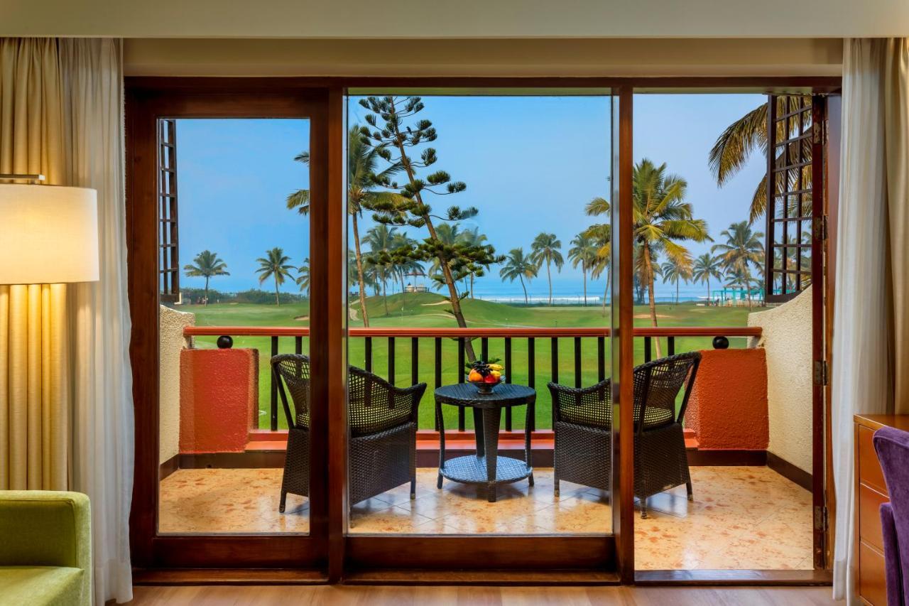 Caravela Beach Resort Varca Exterior foto A view of the golf course from a room at the Taj Bengal