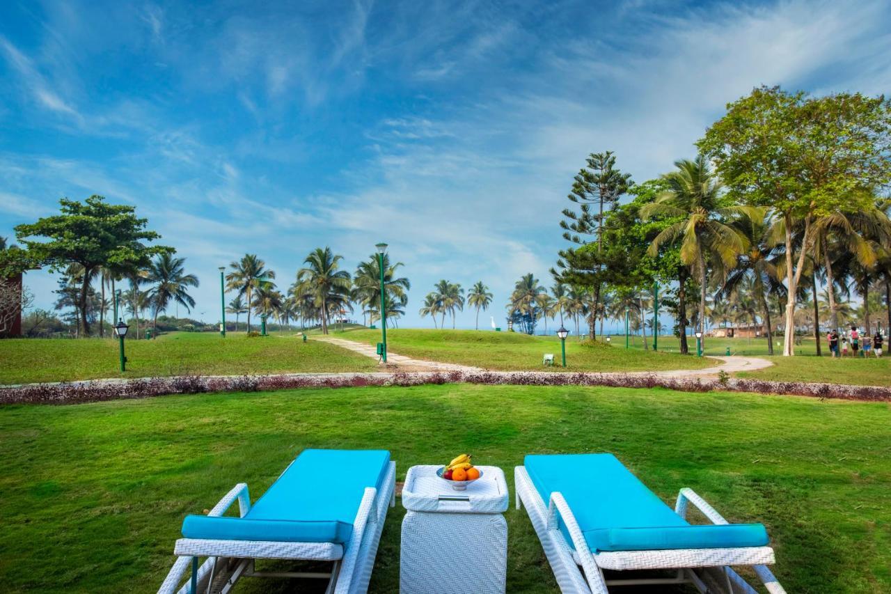 Caravela Beach Resort Varca Exterior foto The lawns at the resort