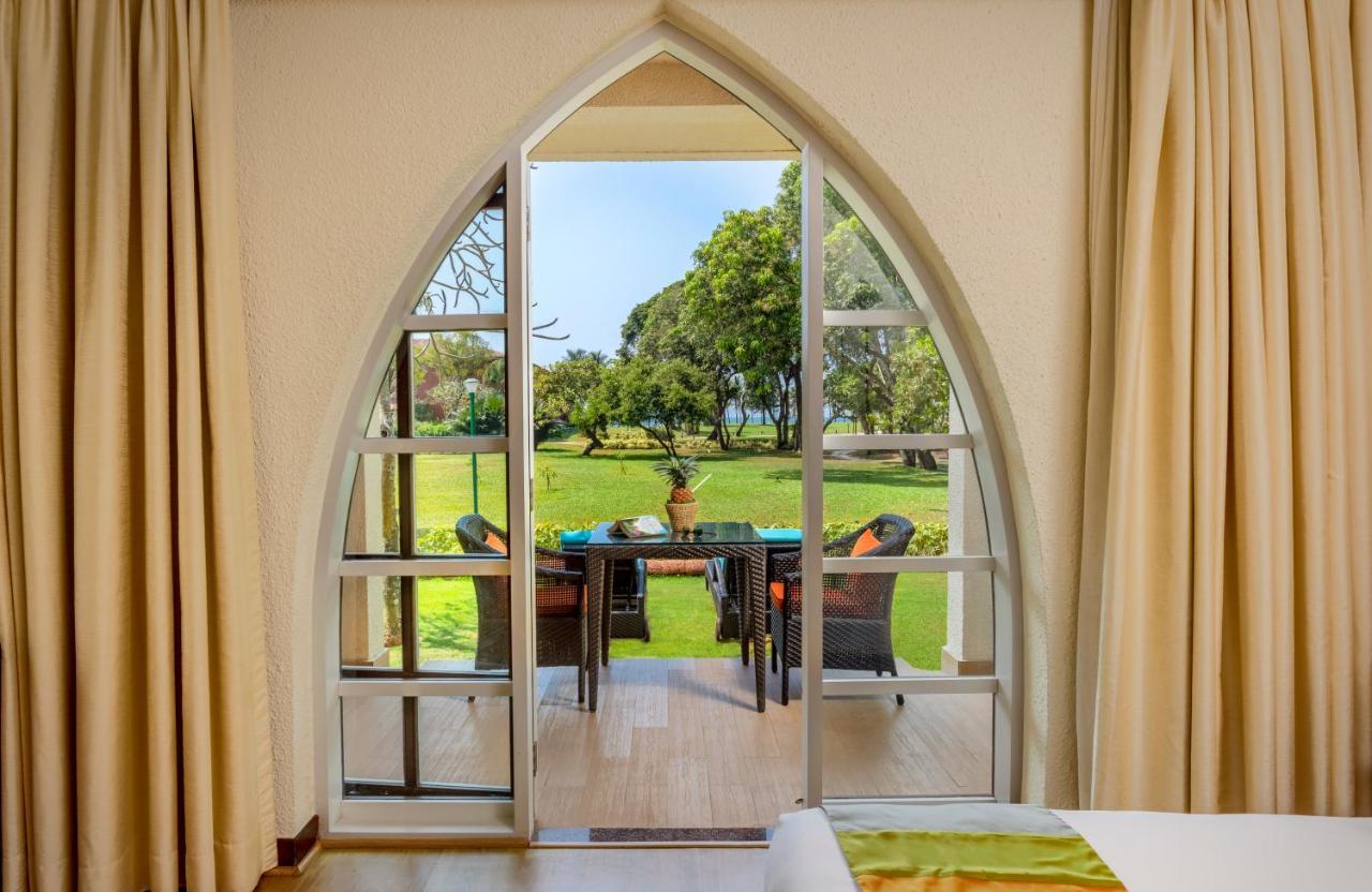 Caravela Beach Resort Varca Exterior foto A view of the garden from a room at the hotel
