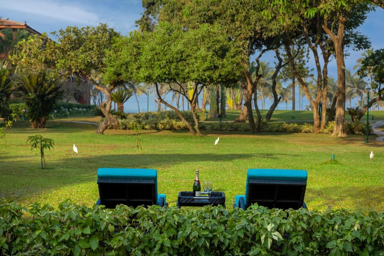 Caravela Beach Resort Varca Exterior foto The lawns at the Taj Bengal
