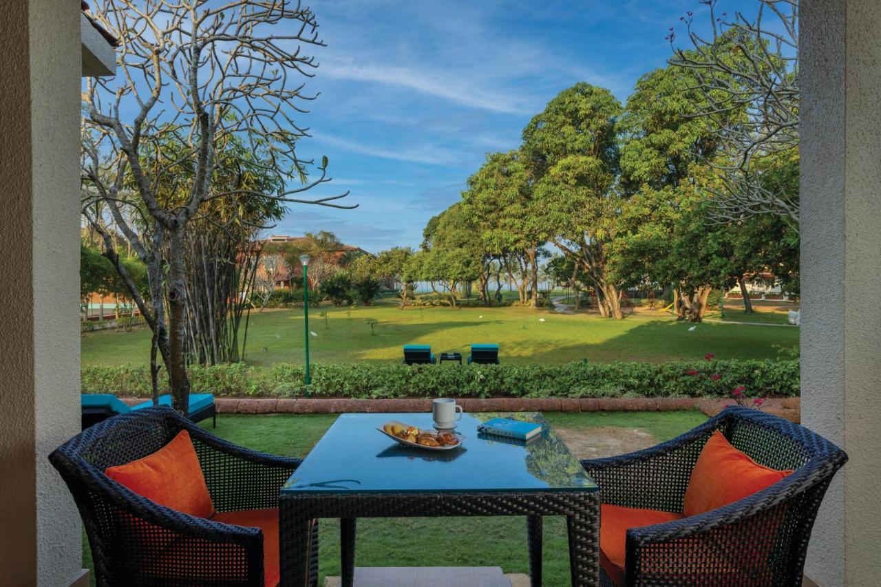 Caravela Beach Resort Varca Exterior foto View of the golf course at the Taj Bengal