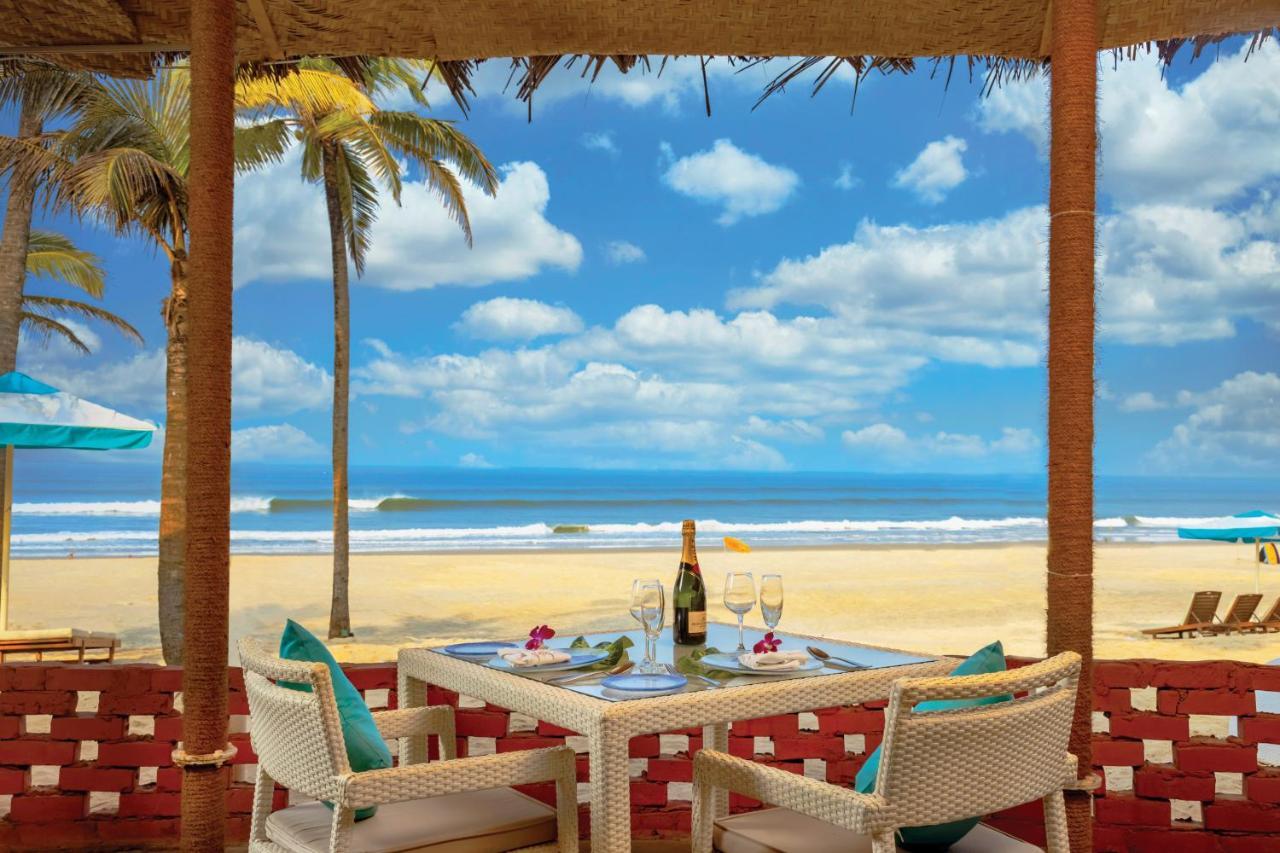 Caravela Beach Resort Varca Exterior foto Beachfront dining at the Taj Bengal