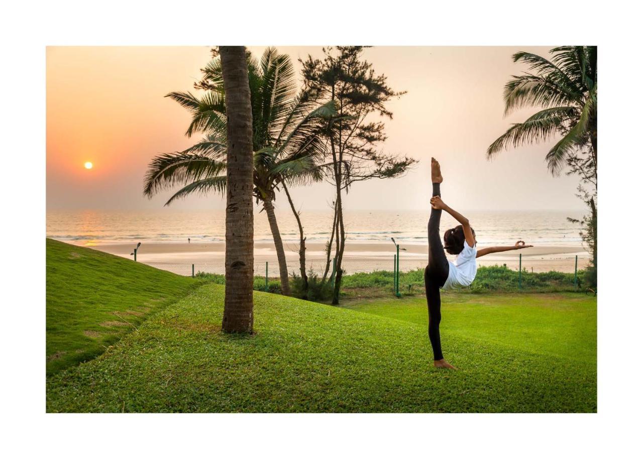 Caravela Beach Resort Varca Exterior foto A woman practicing yoga at the beach