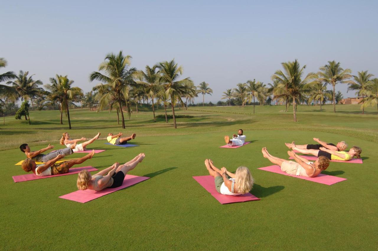 Caravela Beach Resort Varca Exterior foto A yoga class at the Taj Bengal